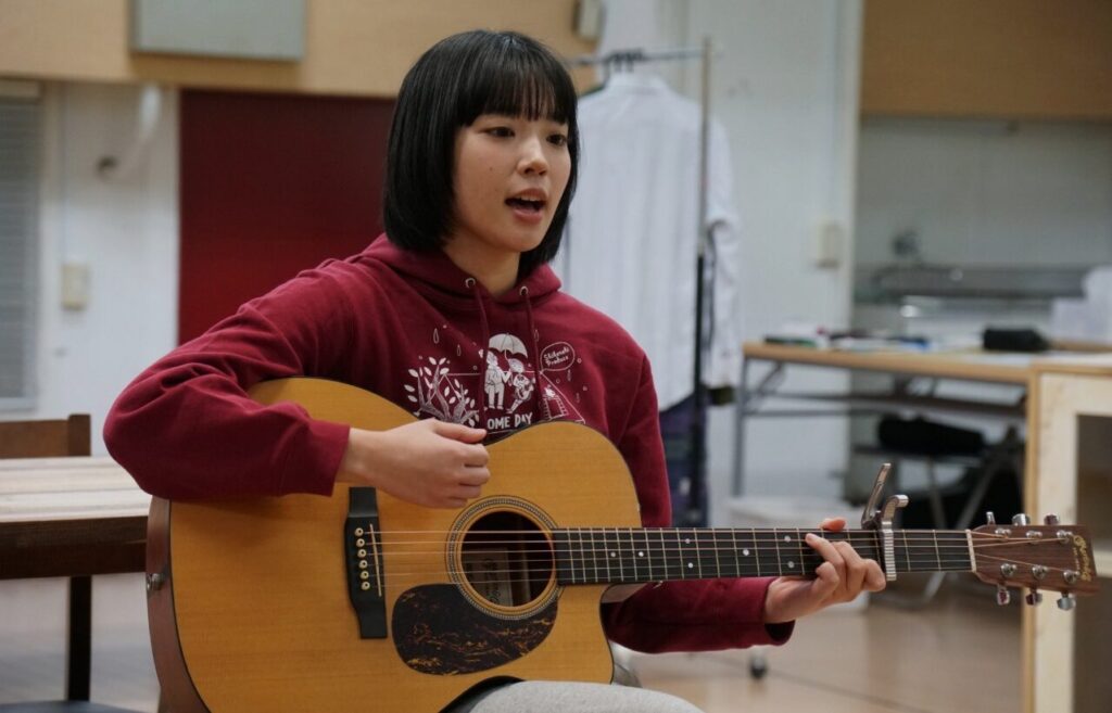 朝日奈まおのギター演奏姿