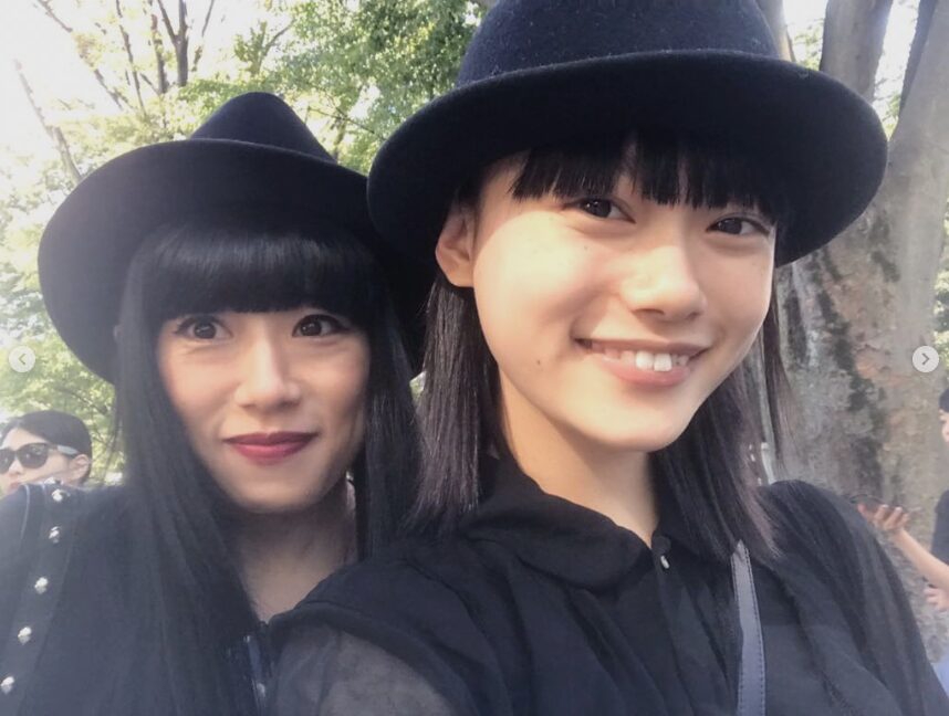 母親のチエ・カジウラさんと杉咲花さん